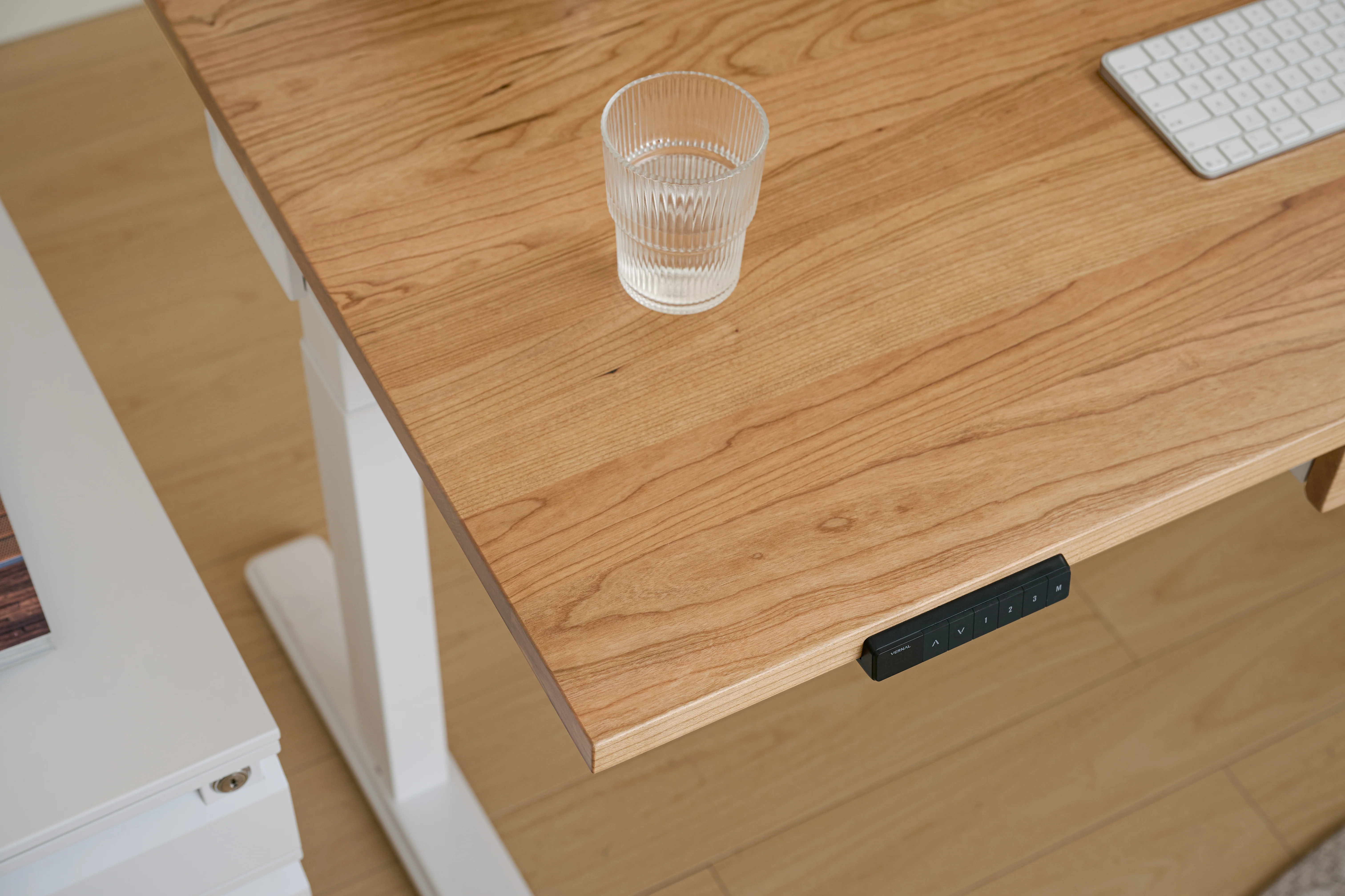Vernal Core3 Massivholz Höhenverstellbarer Schreibtisch - Image 8